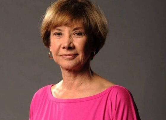 foto coloria de mulher de meia idade com blusa rosa - metrópoles
