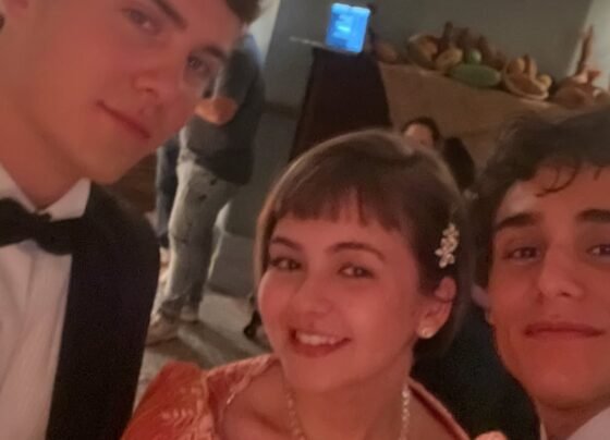 Edu (Caio Manhente), Eugênia (Klara Castanho) e Guto (Pedro Goifman) nos bastidores de Garota do Momento
