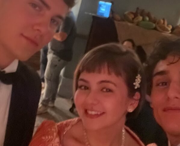 Edu (Caio Manhente), Eugênia (Klara Castanho) e Guto (Pedro Goifman) nos bastidores de Garota do Momento