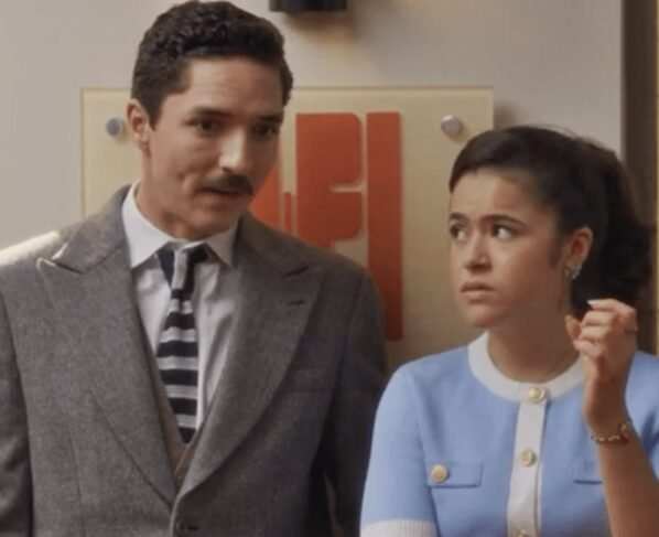 Ronaldo (João Vitor Silva) e Bia (Maísa) em 'Garota do Momento'