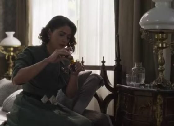 Garota do Momento - Clarice (Carol Castro) troca remédios
