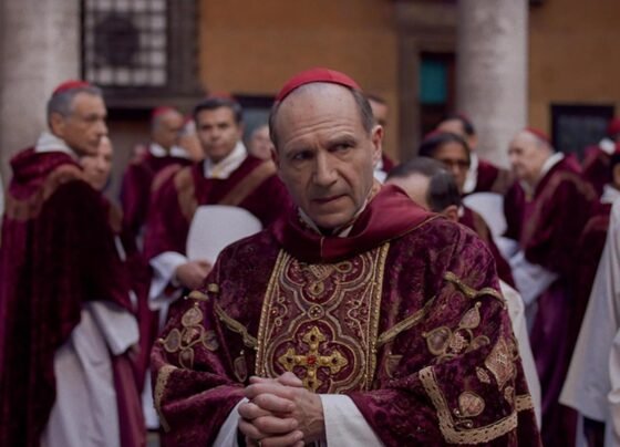 Cena de Conclave, filme com Ralph Fiennes - Metrópoles