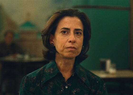 Imagem colorida de Fernanda Torres no filme Ainda Estou Aqui - Metrópoles