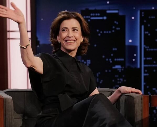 Foto colorida de Fernanda Torres durante entrevista a Jimmy Kimmel - Metrópoles