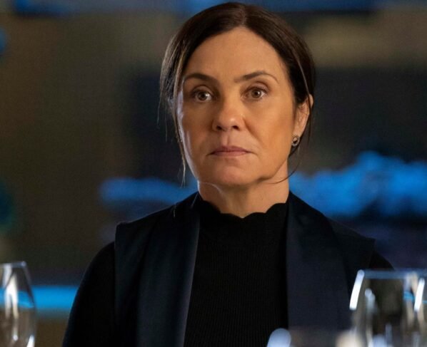 Adriana Esteves como Mércia