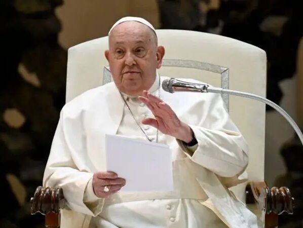Papa Francisco é internado para tratar bronquite