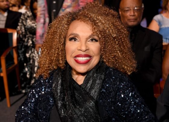Foto colorida da cantora Roberta Flack - Metrópoles