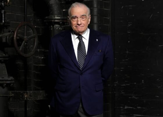 foto colorida de Martin Scorsese de terno azul escuro e camisa branca - metrópoles