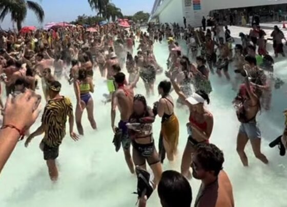 Multidão transforma espelho d’água de Museu no Rio em piscina