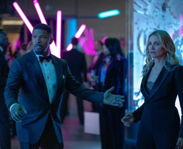 Foto colorida de Jamie Foxx e Cameron Dias em De Volta à Ação - Metrópoles