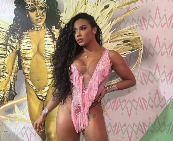 Evelyn Bastos - rainha da bateria da Mangueira