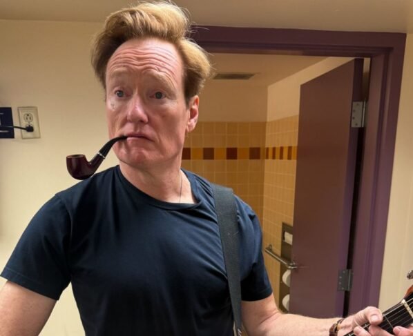 Imagens coloridas mostram homem usando camiseta preta, mangas curtas, ruivo, de topete, com charuto na boca e violão nas mãos