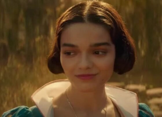 Imagem colorida de Racjel Zegler como Branca de Neve