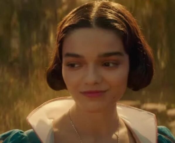 Imagem colorida de Racjel Zegler como Branca de Neve