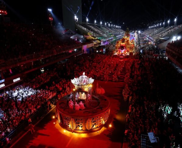 Imperatriz Leopoldinense fez um desfile correto na Sapucaí