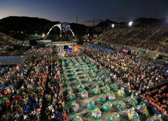 Imagem colorida do desfila da Unidos da Viradouro no Carnaval do Rio de Janeiro - Metrópoles