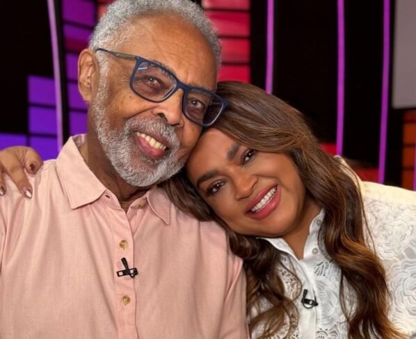 Gilberto Gil e Preta Gil posam juntos e sorridentes - Metrópoles