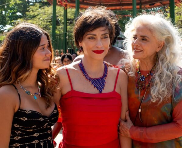 Suzana raspou o cabelo para viver Clara nos cinemas