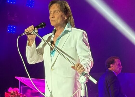 Roberto Carlos se apresenta em seu navio - Metrópoles