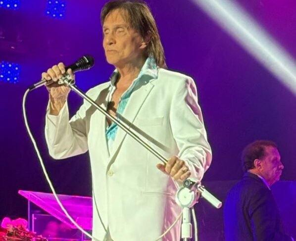 Roberto Carlos se apresenta em seu navio - Metrópoles