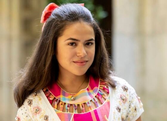 foto colorida de Mairsa com roupa estampada e laço no cabelo - metrópoles