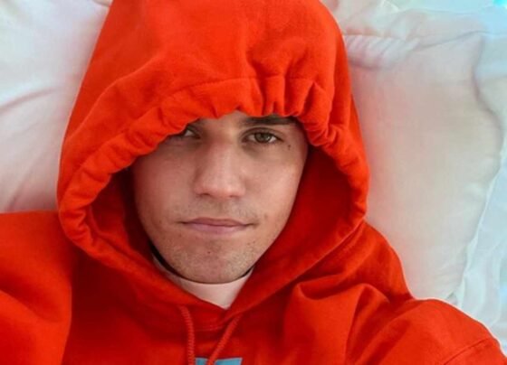 Justin Bieber com capuz vermelho