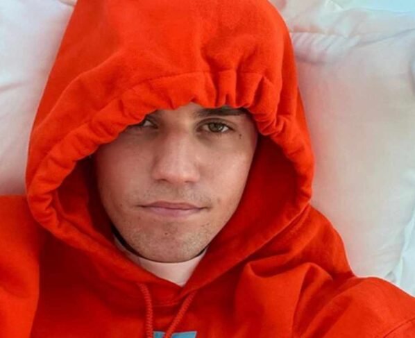 Justin Bieber com capuz vermelho