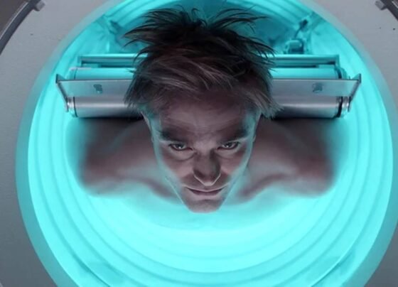 Imagem colorida de Robert Pattinson no filme Mickey 17 - Metrópoles