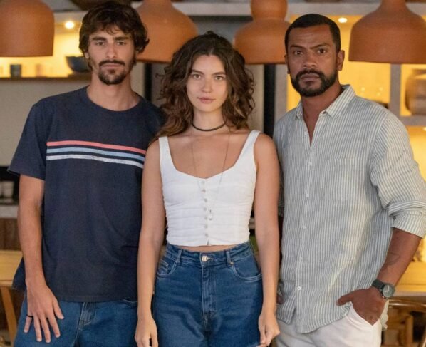 Cristiano (Bruno Montaleone), Michele (Alanis Guillen) e Daniel (Samuel de Assis) em Mania de Você