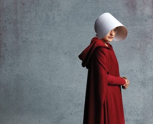 Imagem colorida de O Conto da Aia (The handmaid's Tale) com Elisabeth Moss como June Osborne - Metrópoles