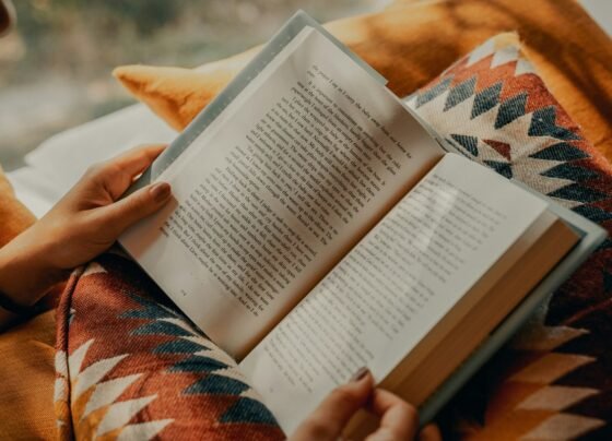 Pessoa lendo um livro