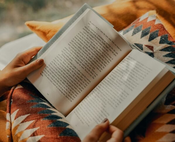Pessoa lendo um livro