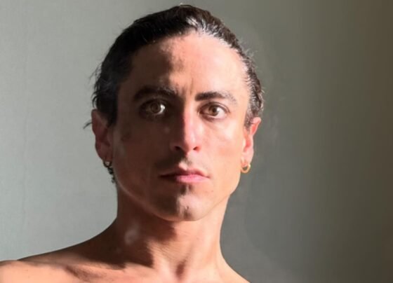 Jesuíta Barbosa em foto colorida do rosto - Metrópoles