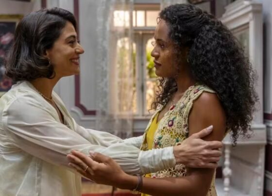 Garota do Momento- Beatriz (Duda Santos) e Clarice (Carol Castro)