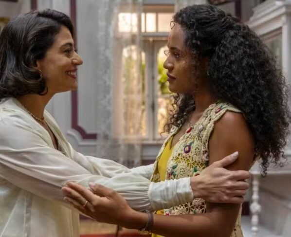 Garota do Momento- Beatriz (Duda Santos) e Clarice (Carol Castro)