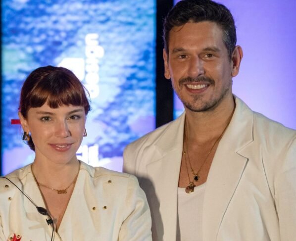 Solange (Alice Wegmann) e Renato (João Vicente de Carvalho) em "Vale Tudo" (Manoella Mello/Globo)