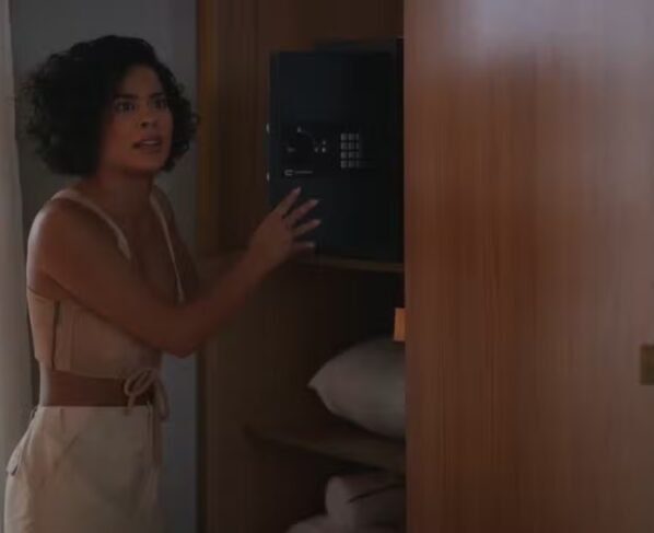 Vale Tudo - Fátima (Bella Campos) vê o cofre vazio