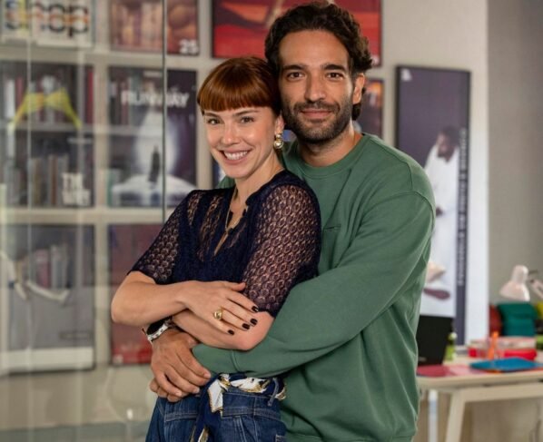 Solange (Alice Wegmann) e Afonso Roitman (Humberto Carrão) em