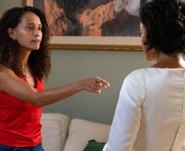 Raquel (Taís Araújo) e Maria de Fátima (Bella Campos)