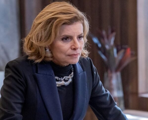 Débora Bloch como Odete Roitman