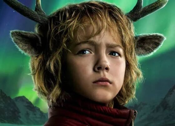 Menino com chifres e orelhas de cervo, fundo boreal.