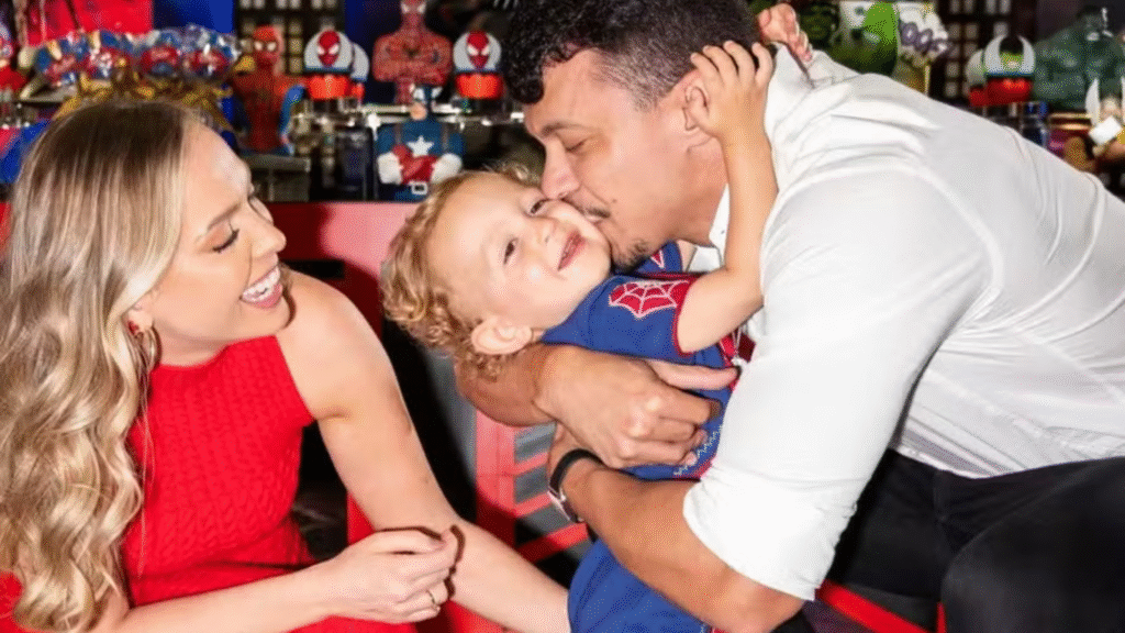 Filho de Tata Estaniecki e Júlio Cocielo recebe alta após uma semana internado