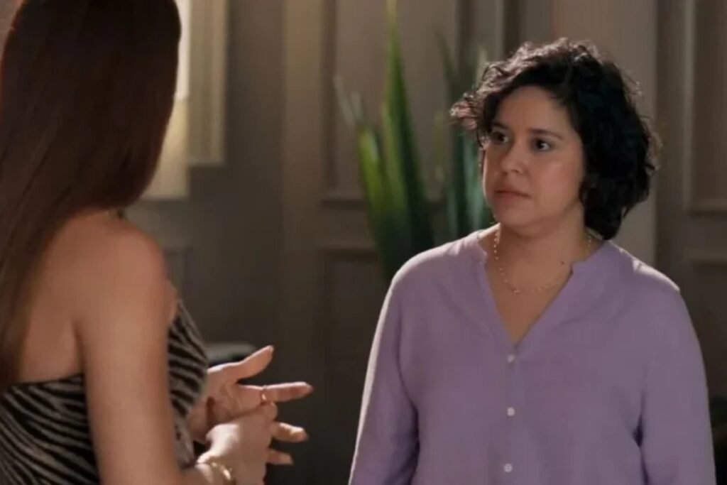 Claudia (Lorrana Mousinho)