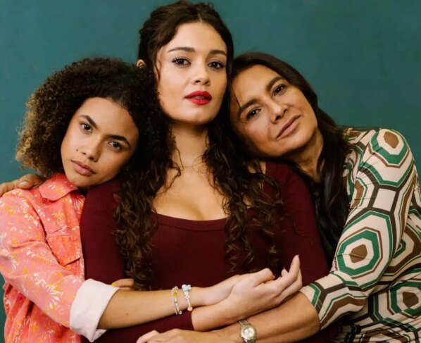 Joélly (Alana Cabral), Gerluce (Sophie Charlotte) e Lígia (Dira Paes) em