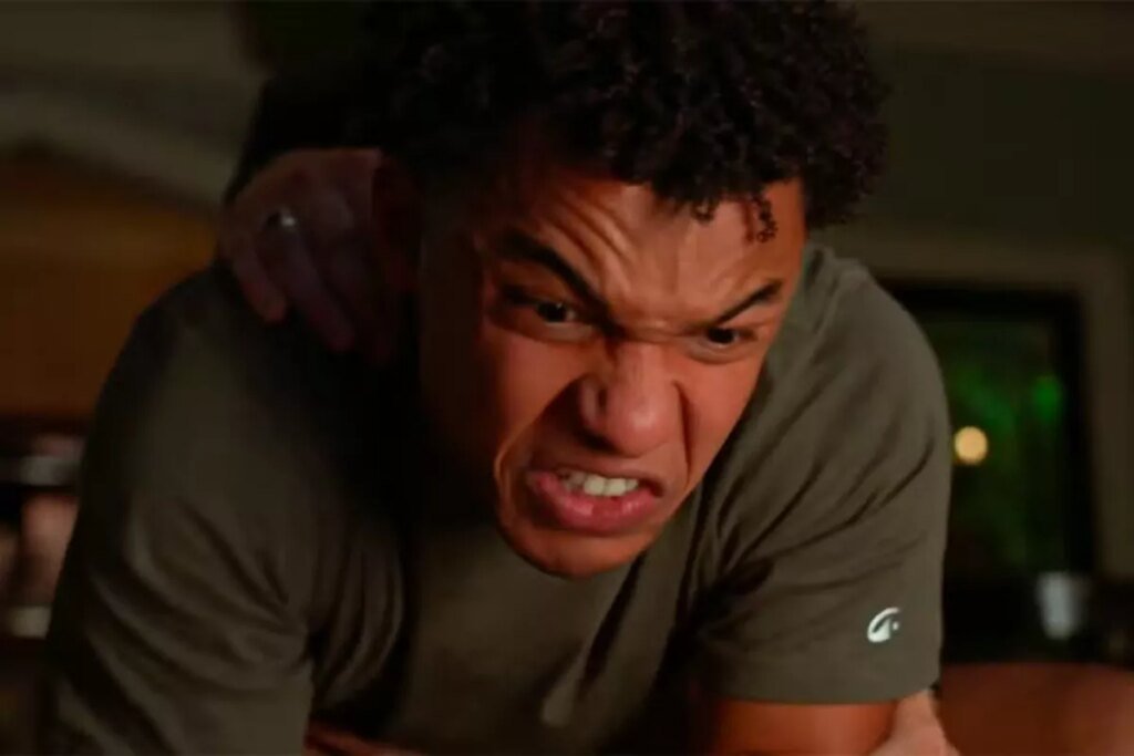 Samuel e Jaques brigam pelo celular de Ricardo em Dona de Mim