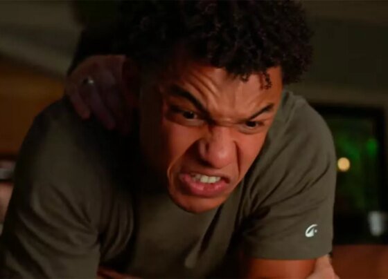 Samuel e Jaques brigam pelo celular de Ricardo em Dona de Mim