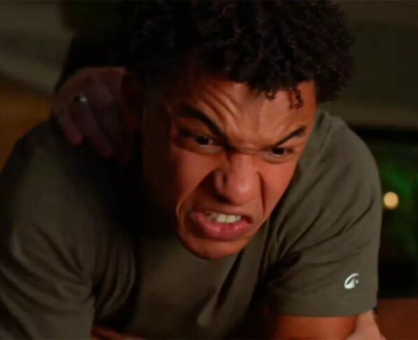 Samuel e Jaques brigam pelo celular de Ricardo em Dona de Mim