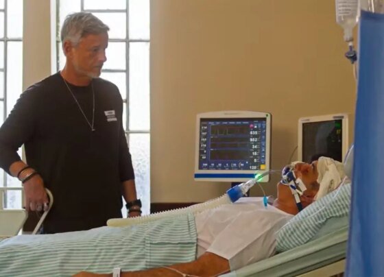 Ricardo (Marcos Pasquim) desperta do coma em