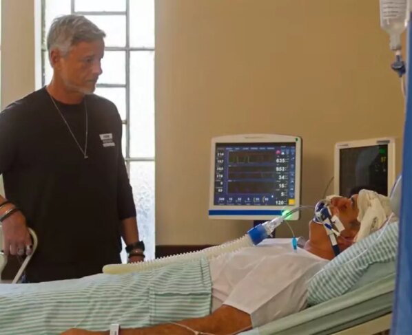 Ricardo (Marcos Pasquim) desperta do coma em