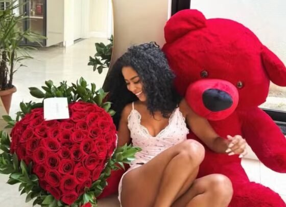 Lorena Maria ganha buquê gigante e ursinho e faz mistério sobre remetente - Reprodução/Instagram